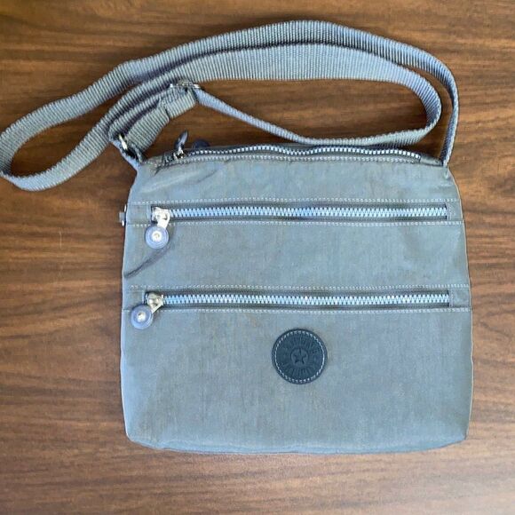 Kipling oversized crossbody multi pocket zip purse - Picture 1 of 10